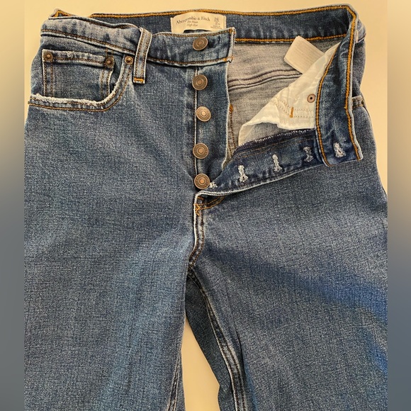 Women’s Abercrombie &Fitch The Mom High Rise crop jeans size 26xshort button fly - Picture 5 of 5